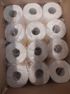 de nombreux rouleaux de papier toilette dans une boîte posée par terre