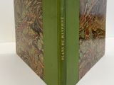 un livre posé sur une table, avec une couverture verte