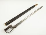 Deux types d'outils différents sont représentés sur une surface blanche.
