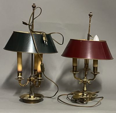 une paire de lampes de table en laiton avec des abat-jours rouges, verts et dorés