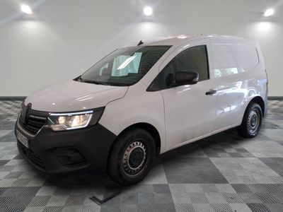la camionnette blanche est garée sur le sol en damier d'une pièce