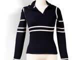 Le mannequin porte un pull noir à rayures blanches.