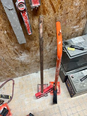 de nombreux outils posés sur le sol