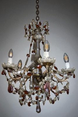 Lustre à pampilles dont certaines de couleurs. H. : 64 m - L…