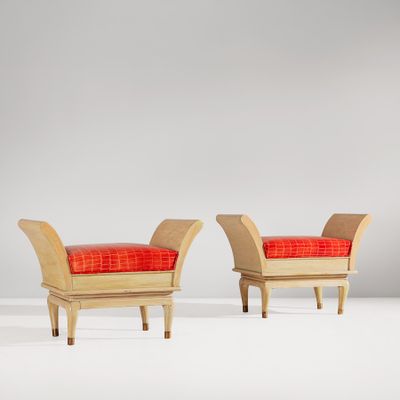 deux bancs en bois avec des coussins rouges dans une pièce blanche