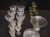 beaucoup d'objets en verre qui se trouvent sur la table