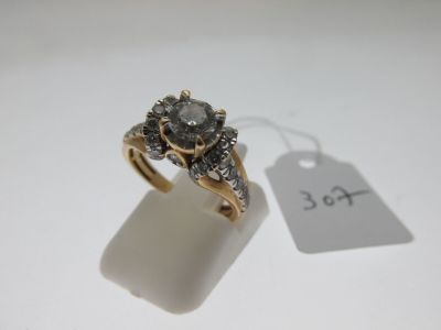 un gros plan d'une bague en diamant sur laquelle figure une étiquette de prix
