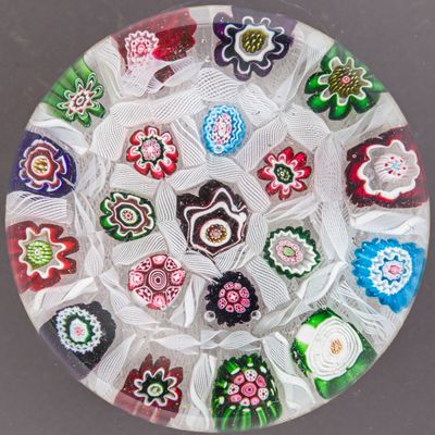 une plaque de verre sur laquelle sont disposées de nombreuses perles de verre colorées