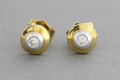 une photo d'une paire de boucles d'oreilles en or et diamants