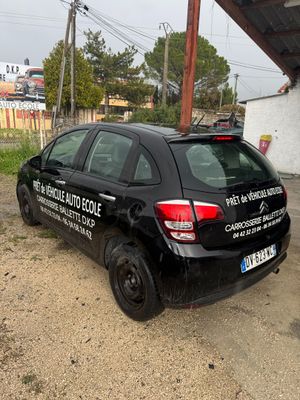 une voiture noire garée sur le bord de la route