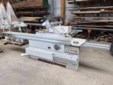 une machine qui se trouve dans une pièce où il y a de nombreuses pièces de bois