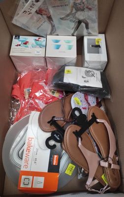 une boîte contenant une paire de sandales et d'autres objets
