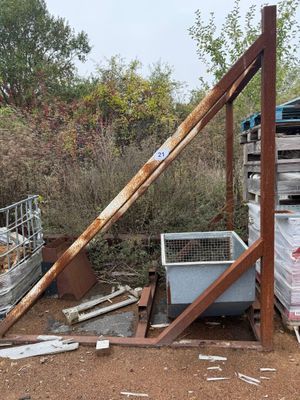 un tas de vieilleries au milieu d'un champ de terre battue