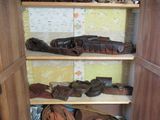 de nombreuses paires de chaussures sur les étagères du placard