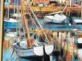 une peinture de bateaux dans un port avec des bâtiments à l'arrière-plan
