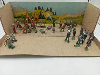 de nombreuses figurines dans une boîte en carton posée sur une table