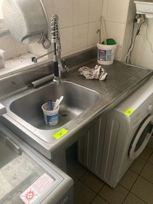 une machine à laver et un sèche-linge dans une petite cuisine