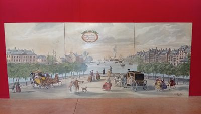 une peinture sur le mur d'un bâtiment avec une horloge dessus