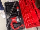 une boîte à outils rouge avec des outils sur le sol
