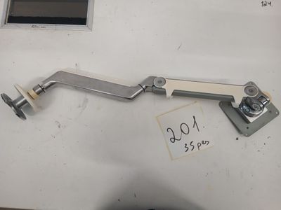 un gros plan sur une poignée de porte en métal sur un mur blanc