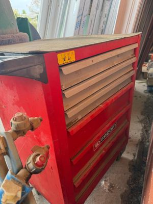 une image représentant une boîte à outils rouge munie d'une poignée rouge