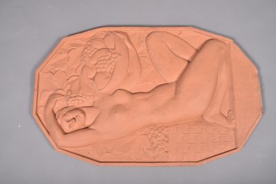 un gros plan sur une sculpture en argile représentant une femme allongée sur un lit