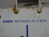 un gros plan d'une enseigne apposée sur le mur d'un immeuble