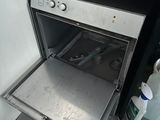 un four dont la porte est ouverte dans une cuisine