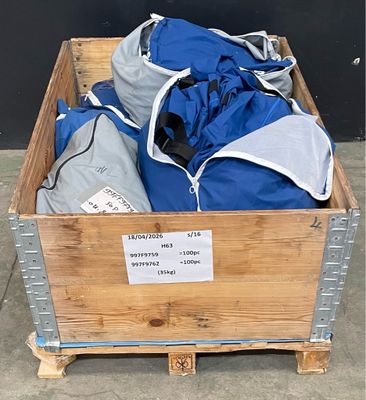 une caisse en bois remplie de vêtements bleus et gris
