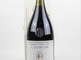 une bouteille de vin posée sur une table