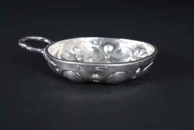 Tastevin en argent à décor de bosses, et gravé L. - Photo 1