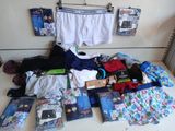 beaucoup de vêtements posés sur une table