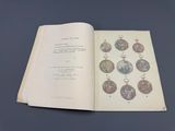 un livre ouvert sur lequel figure l'image d'une horloge