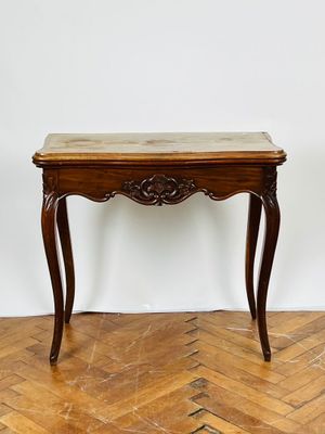 une photo d'une table en bois avec un plateau en marbre posée sur un parquet