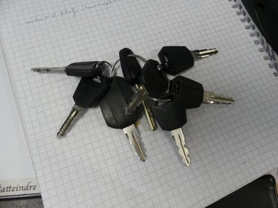 un trousseau de clés posé sur un cahier