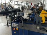 une photo d'un atelier d'usinage où se trouvent de nombreuses machines