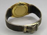 une image d'un gros plan d'une montre-bracelet sur une surface blanche