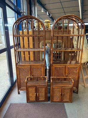 deux étagères en osier sur lesquelles sont posés des paniers, dans un magasin