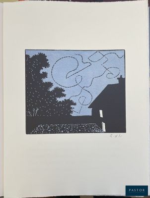 une photo d'un livre avec une maison en arrière-plan