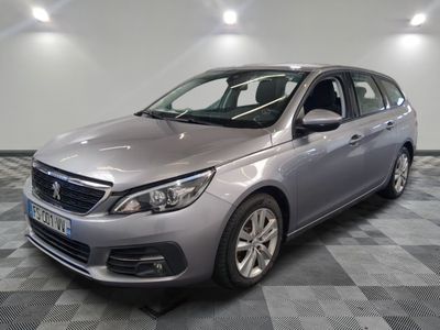 la voiture argentée est garée dans la pièce au sol en damier