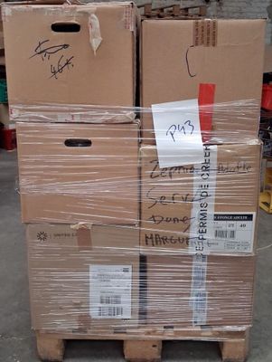 une pile de cartons posée sur une palette dans un entrepôt