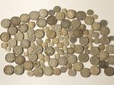 un tas de pièces de monnaie posées sur une table, sur fond blanc