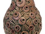 un vase marron orné d'un motif