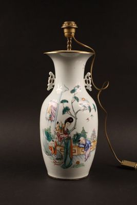 Chine, XX° siècle : Vase en porcelaine, à décor polychrome d…