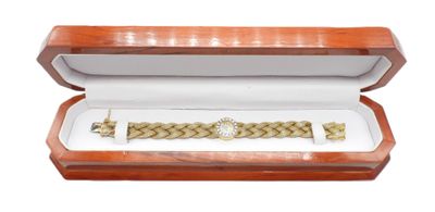bracelet dans un coffret en bois posé sur une surface blanche, sur fond blanc