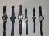 plusieurs montres différentes sont alignées sur une surface blanche
