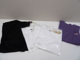 trois t-shirts posés les uns à côté des autres sur une table