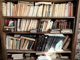 une bibliothèque remplie de livres, dans un coin de la pièce