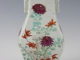 un vase blanc orné de fleurs et de papillons peints