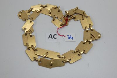 un bracelet en chaîne d'or auquel est attachée une plaque